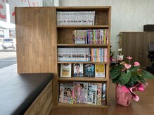 CUT MARU 丸亀店の雰囲気(待合には雑誌、漫画も充実)