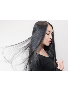 縮毛矯正をかけていないような、限りないナチュラルさ。ふんわり丸みのある自然なシルエットを叶える。