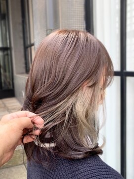 ココネ(cocone) 縛れるミディアムヘア+ミルクティーベージュインナーカラー