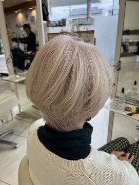 アンフェリール 原島店(Em Fellir) ハイトーンショート/ホワイトブロンド/脱白髪染め/30代40代50代