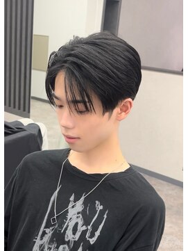 メンズサロンコンマ(men's salon ,) 女子ウケ抜群◎黒髪でも重たく見えない、エアリーなセンターパー