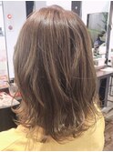 アッシュベージュ外ハネミディアムエアリーボブ