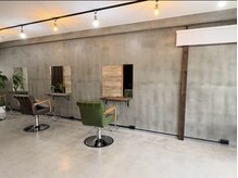 モルタル×ウッドに緑が映える落ち着きのある空間