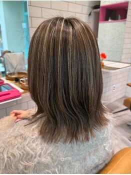 ヘアーエイジ 森田店(HAIR AGE)の写真/白髪を隠すから、活かすへ！白髪染めっぽくならない、明るい白髪カバーで柔らかく自然な印象に◎