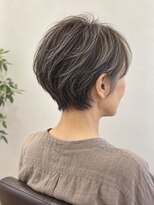 aptas 青山/表参道 白髪染め/白髪ぼかしハイライト/ボリュームアップエクステ&nbsp;表参道/青山/横顔すっきりグレイショート