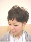 アシンメトリーなショートで個性的なキュートスタイル