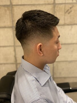 フランクスバーバー アンド ビアークラブ(FRANK'S BARBER and BEER CLUB) スキンフェードかきあげワイルドアップバングショートレイヤー