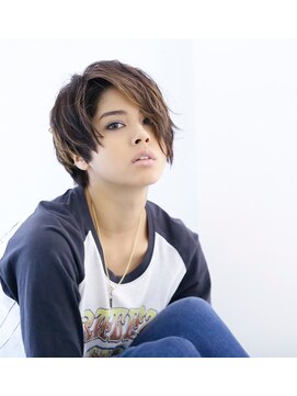 イチゼロイチゼロイチ(10101) ハイライトを効かせたアシンメトリー個性派ショートヘア