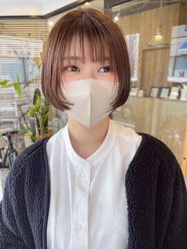 バウム(BAUM) 顔まわりレイヤーのミニボブスタイル。