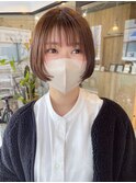 顔まわりレイヤーのミニボブスタイル。