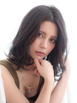 ヴィヴィ(VIVIE) 黒髪オリーブグレーココアベージュセンターパートくびれミディ