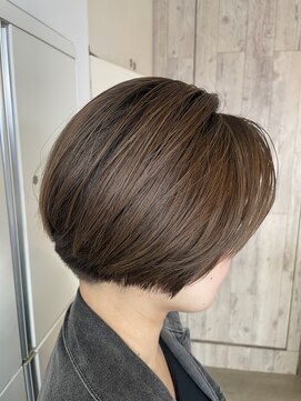 ディシェーレローブ(die Schere Lob) 透明感ブルーアッシュ×立体ショート