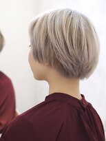 バレット(BALETT)&nbsp;透明感のあるプラチナグレーで個性が光るスタイルに☆【カラー】