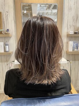 ラナ バイ オハナ(Lana by ohana) 外国人風バレイヤージュ♪ 外ハネミディアムスタイル