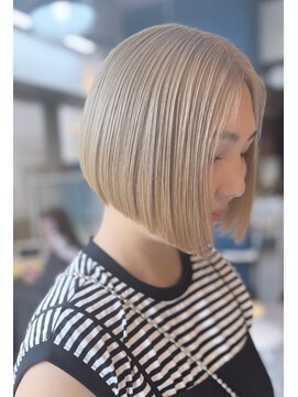 リノショアーズ 元町店(RINOSHORES) ペールベージュ×髪質改善トリートメント×センターパート大人