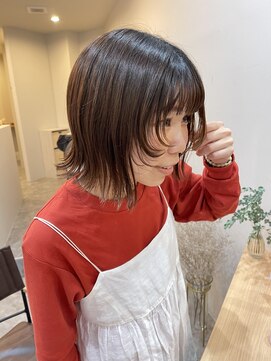 ユニ (uni) フェイスレイヤーで動きのあるボブ