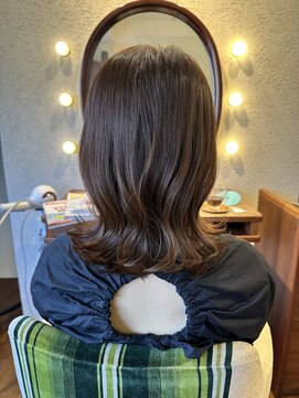 エルサフィロ キタハマ(el zafiro kitahama) 20×30×40代×くびれヘア×明るい白髪染め×ミディアム×外ハネ