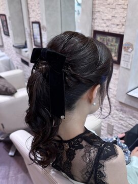 ヴィサージュプラス(VISAGE plus) 黒リボン×ポニーテールで大人可愛いヘアアレンジ