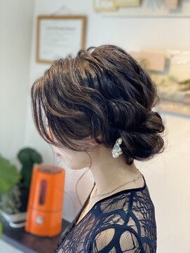 ヘアセットサロンエッジ(Edge) 前髪を立ち上げたルーズシニヨン