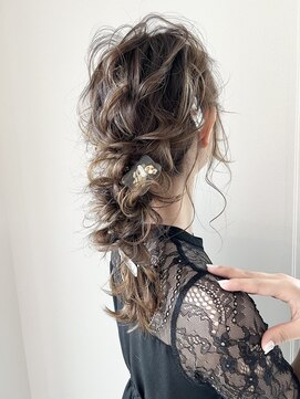 アリーシャ バイ アルティナ(Alisha by artina) 編み下ろしヘアアレンジ