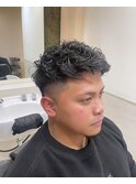 若めツーブロックパーマ刈り上げフェードスタイル