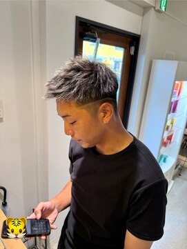 デバイス バイ フレイムス 越谷(DEVICE by Frames) 越谷｜刈り上げライン×ハイライトショート