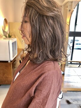 ワール(whirl.) ベージュカラー×くびれミディ☆20代30代40代外ハネくすみブルー