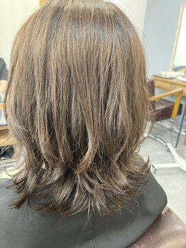 レイリー(LAiLy) ウルフレイヤー　レイヤーボブ　波巻きレイヤー