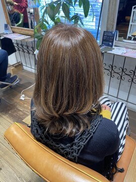 ロア(Loah) 白髪ぼかしハイライト/ミディアムレイヤー