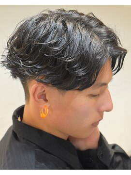 フリーク バーバーショップ 都島店(FREAK BARBER SHOP) 黒髪ツーブロックセンターパートフェザーパーマ