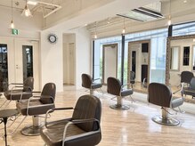 ヘアーアンドメイクトラスト(HAIR&MAKE TRUST)の雰囲気（ナチュラルで落ち着く空間のセット面は男女問わず人気です/川崎）