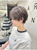 耳掛けショートボブ/襟足束感ショート/アッシュベージュ