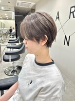 シシ 大宮(She 2.)&nbsp;耳掛けショートボブ/襟足束感ショート/アッシュベージュ