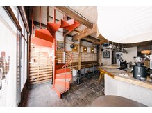 ホビー(HOBBY)の雰囲気（一階は系列の飲食店が入っております、赤い螺旋階段が目印！）
