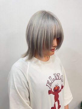 ルヴェルヘアー(Revel hair) ホワイトカラー×ウルフカット