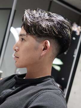 メッツ 原宿(METS) MEN'S/毛流れサイドパート×ハイライト/フェード