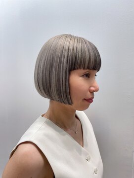 シャウルデッサン(CHARLES DESSIN) ホワイトグレージュアンブレラカラーインナーカラーボブ