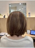 丸みのあるシルエットが特徴的なショートボブスタイル