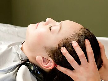 銀座美容室 スウィップ(Swip)の写真/【ヘッドスパ/銀座】 むくみ解消で輪郭をはっきり見せる。驚きの体験をあなたに。骨格に働きかけるスパ。