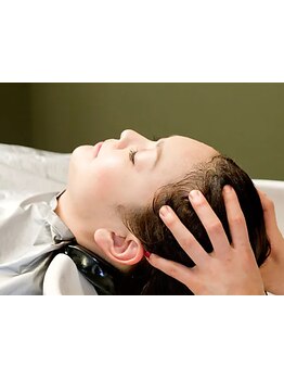 【ヘッドスパ/銀座】 むくみ解消で輪郭をはっきり見せる。驚きの体験をあなたに。骨格に働きかけるスパ。
