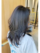 シャメル(Chamel)&nbsp;ウルフレイヤーロングスタイル◇グレージュ動き