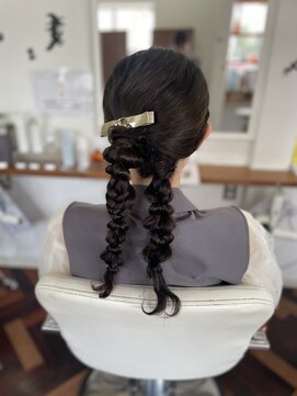 ヘアーアンドメイクアップモパ ツイン編みおろし