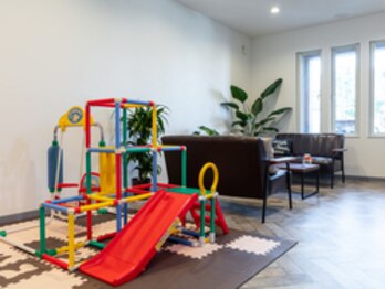 ヘアーサロン ラムールの写真/【キッズルーム有り】お子様連れの方も大歓迎！ベビーカーと一緒に入店できるゆったりとしたサロンです☆