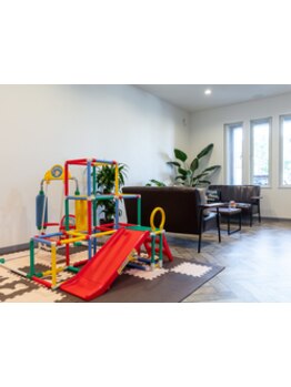 【キッズルーム有り】お子様連れの方も大歓迎！ベビーカーと一緒に入店できるゆったりとしたサロンです☆