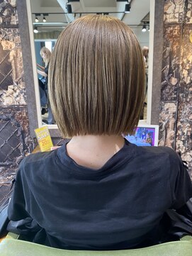 ハイトーンぱつっとボブ