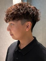 ブロック(bloc)&nbsp;スパイラルパーマ 束感 ブラウンカラー マッシュ 刈り上げ