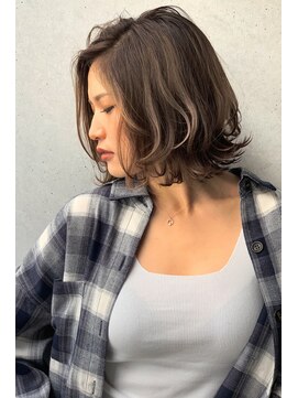 トルネード(TORNADO) 前下がりレイヤー外ハネハイライトボブ