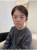 キッズカットハリウッド俳優風ストレートセンターパート刈り上げ