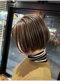 白髪ぼかしハイライト×丸みショートボブ