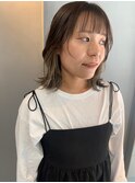 イヤリングカラーグレーベージュ×外ハネミディアム